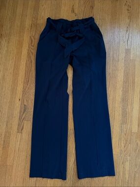 Athleta Navy travel 🧳 pants 👖 size small/4, wash and wear.  Wrinkle free 🆓 belt